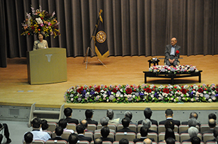 Chancellor Mizuta greeting prior to the lecture