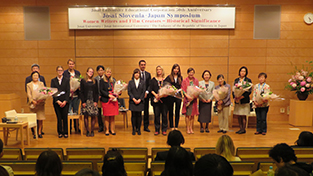 A commemorative photo with panelists and organizers