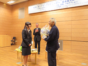 花束贈呈に笑顔の鈴木氏