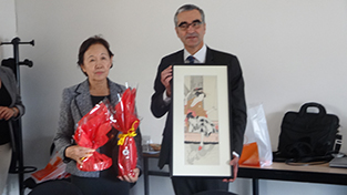 Exchange of commemorative gifts