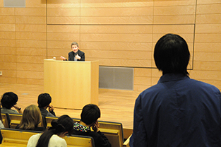 学生の質問に答えるデイリー氏