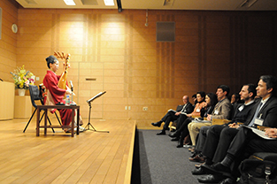 Attendees listen raptly to Ms. Kawashima’s biwa performance