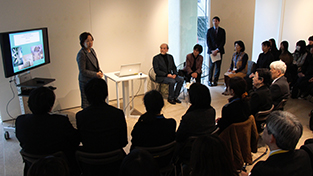 Chancellor Mizuta welcomes everyone at the museum café