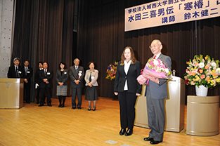 留学生から花束を贈られた鈴木氏