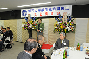 記念祝賀会で挨拶する水田理事長