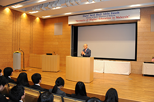 挨拶するシュクリ学長