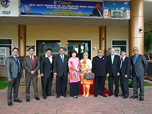 Representatives flank former Malaysian Minister of Tourism Dr. Ng Yen Yen at the UniMAP main entrance (Daffodil International University, Petra Christian University in Indonesia, UniMAP, Josai President Yasunori Morimoto, Vice President Kenji Sugibayashi)