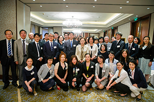 The numerous students who assembled for the alumni meeting