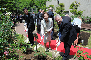 植樹をするエウゲニューシュ経済学部長、水田理事長、木下高志埼玉県議（右から）