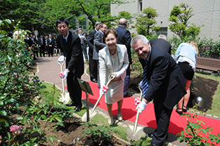 Joining the planting ceremony are (from right) Economics department Chair Eugeniusz Kwiatkowski, Chancellor Mizuta, and Saitama prefectural assembly member Takashi Kinoshita