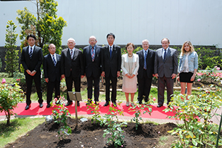 Commemorative photo of the planting ceremony