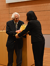 学生から花束を贈られたバーンスタイン氏