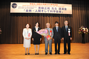 学生から花束を受けた青柳氏