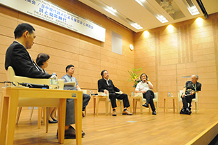 The roundtable discussion in progress