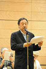 朗読する新延氏