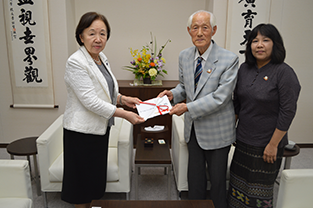 Chairman Imaizumi presents his gift to Chancellor Mizuta