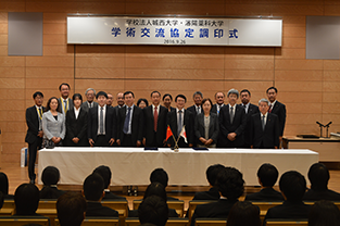 Commemoration photograph after the signing of the agreement