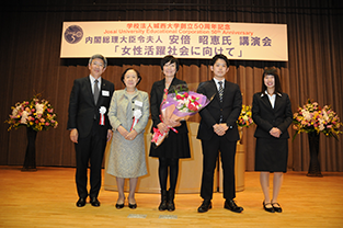 学生代表から花束を受けた安倍氏