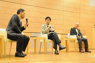 Mr. Bei and Mr. Tanikawa talking