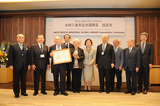 Commemorative photo with members of the Selection Committee