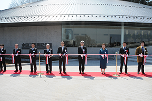 Chancellor ad interim Motoyuki Ono, Josai University President Akira Shirahata, and other guests cut the ribbon