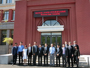 Commemorative Photo at the Shenyang 
Pharmaceutical University campus