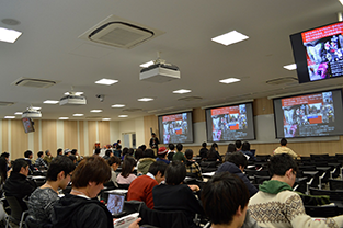 Le professeur Ishii donne sa conférence