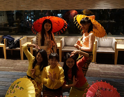 ミャンマーの学生による伝統的なお祝いの踊り